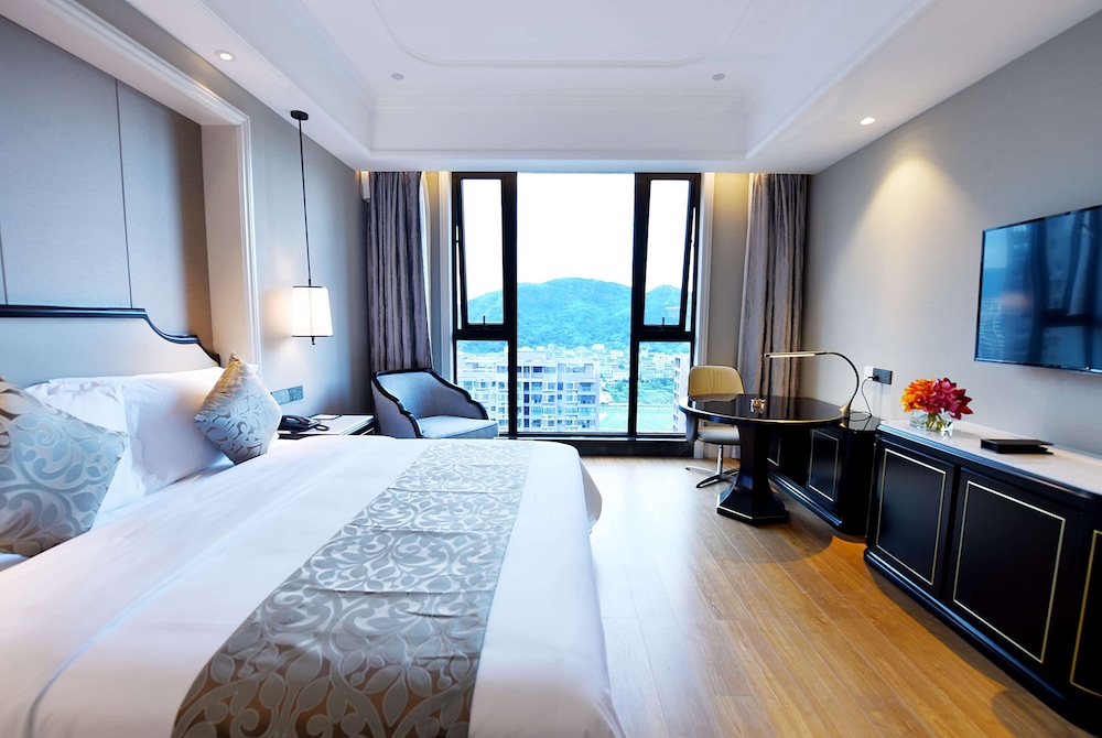 Deluxe Room, 1 King Bed, Smoking