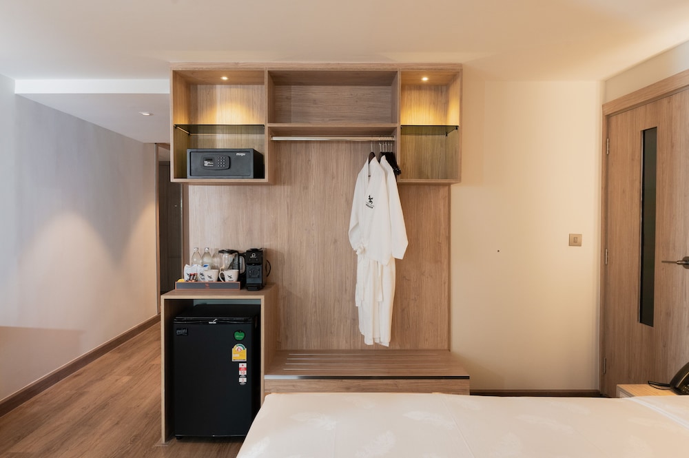 Family Suite with Jacuzzi - Photo 9