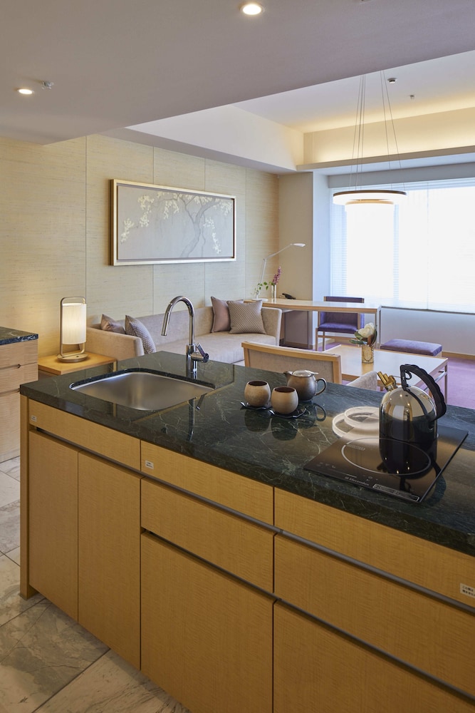 Signature Suite Spring, Non Smoking thumbnail 5