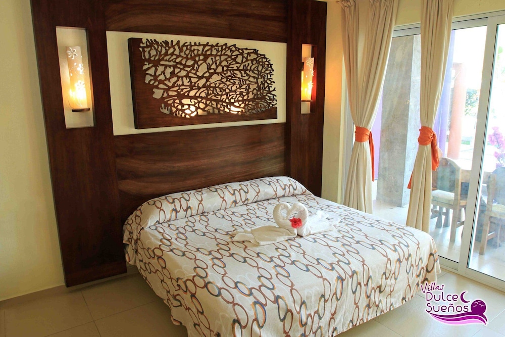Deluxe Suite, 1 King Bed, Pool View photo 1
