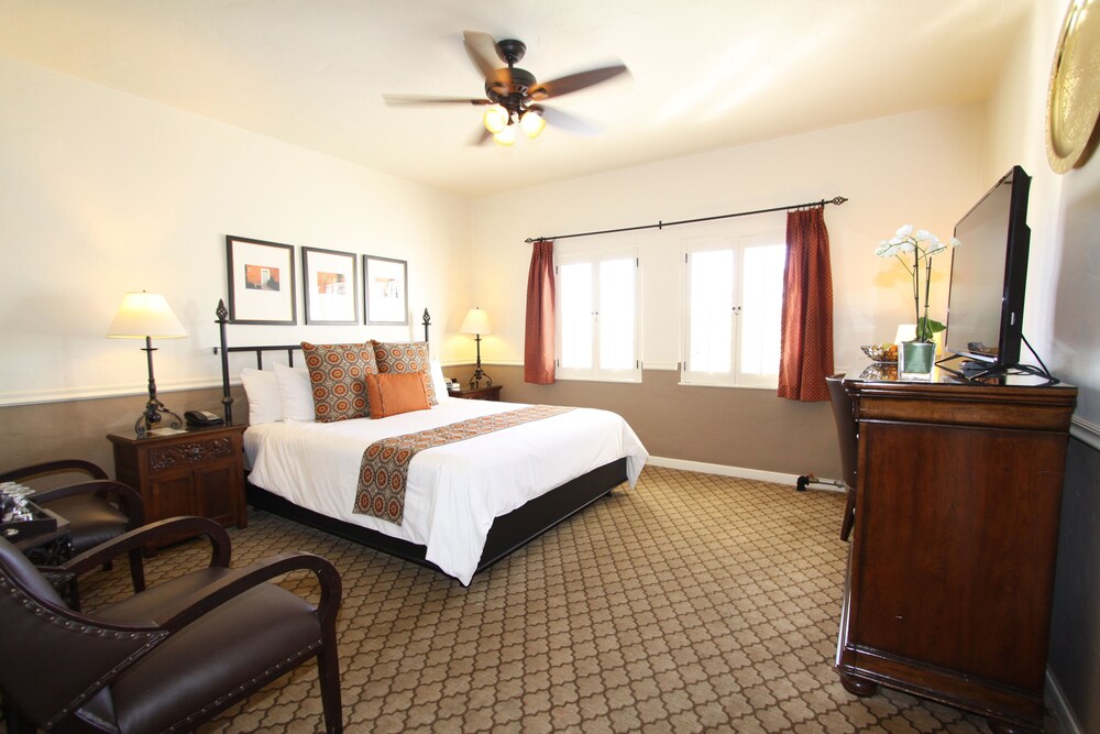 Standard Room, 1 King Bed photo 2