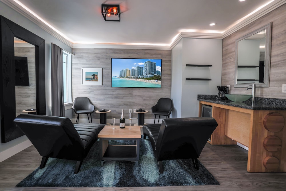Oceanfront Suite - Photo 3