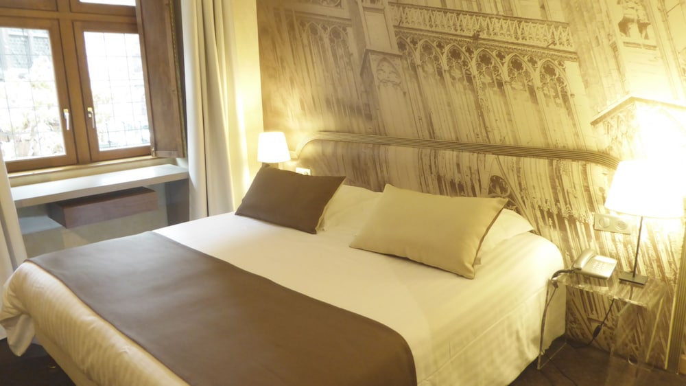 Double Room (Cathedral View) - Photo 8