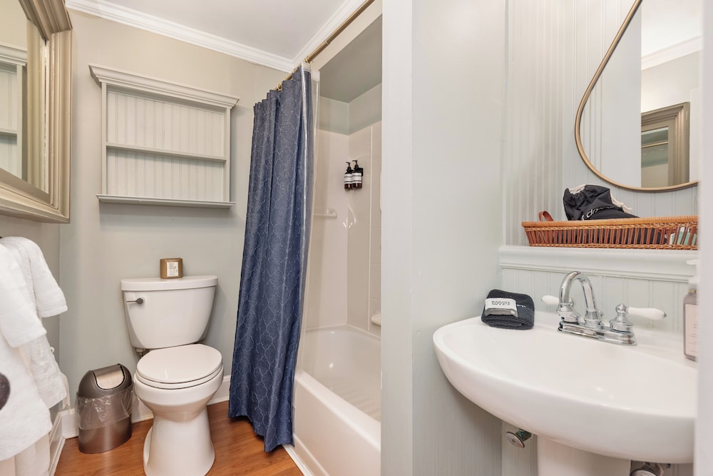Double Room, 1 Queen Bed, Private Bathroom photo 2