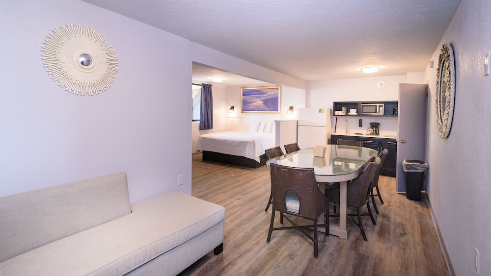 Family Room, Multiple Bedrooms, Kitchenette, Partial Ocean View (First Floor)