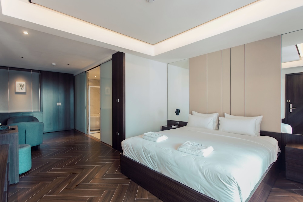 Executive Suite, 1 King Bed, City View photo 2