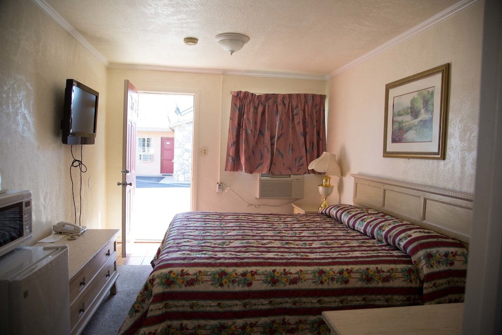 Basic Room, 1 Queen Bed, Non Smoking photo 2