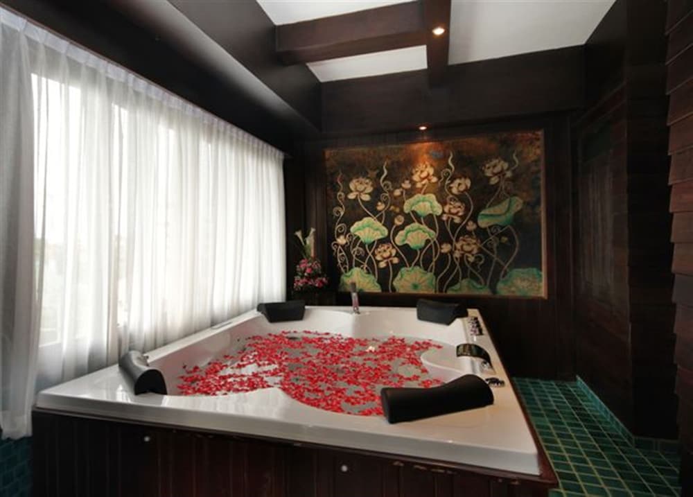 Lanna Jacuzzi Suite (Room Only) with balcony - Photo 9