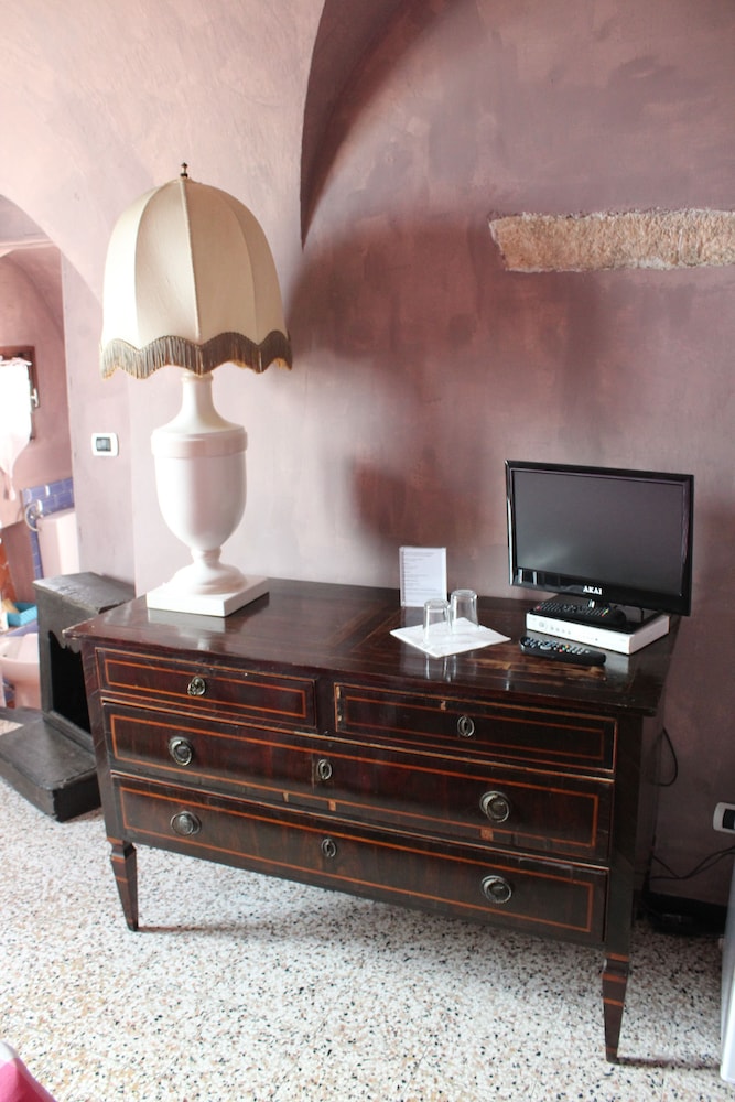 Classic Double Room, 1 Queen Bed, Balcony, Partial Ocean View