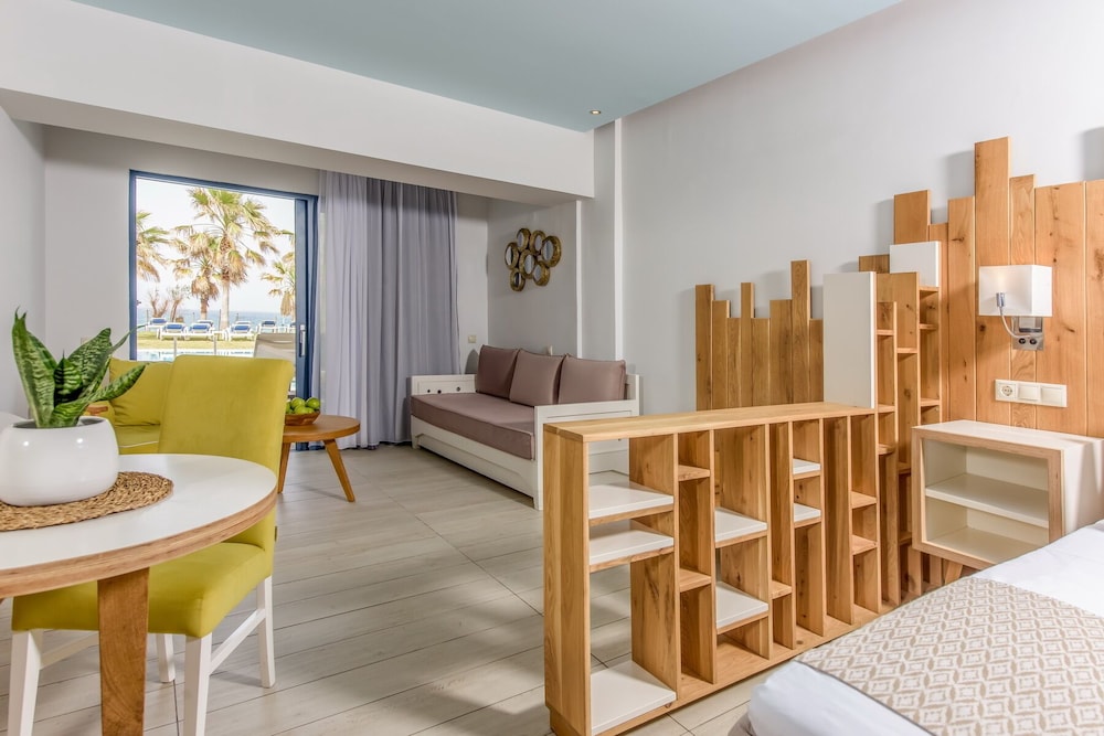 Junior Suite, Private Pool, Sea Facing photo 2