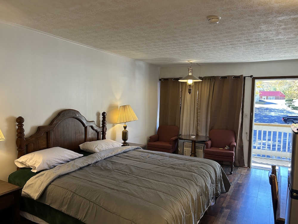 Standard Room, 1 King Bed - Non Smoking photo 2