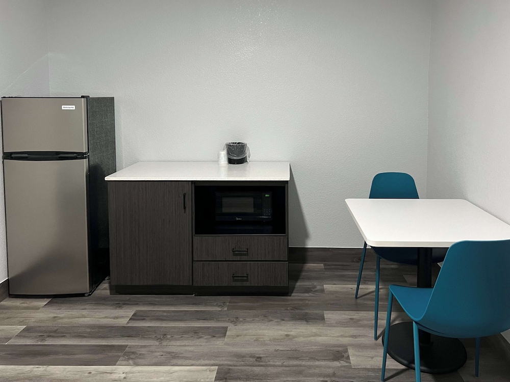Deluxe Room, 1 King Bed, Non Smoking, Refrigerator & Microwave - Photo 8