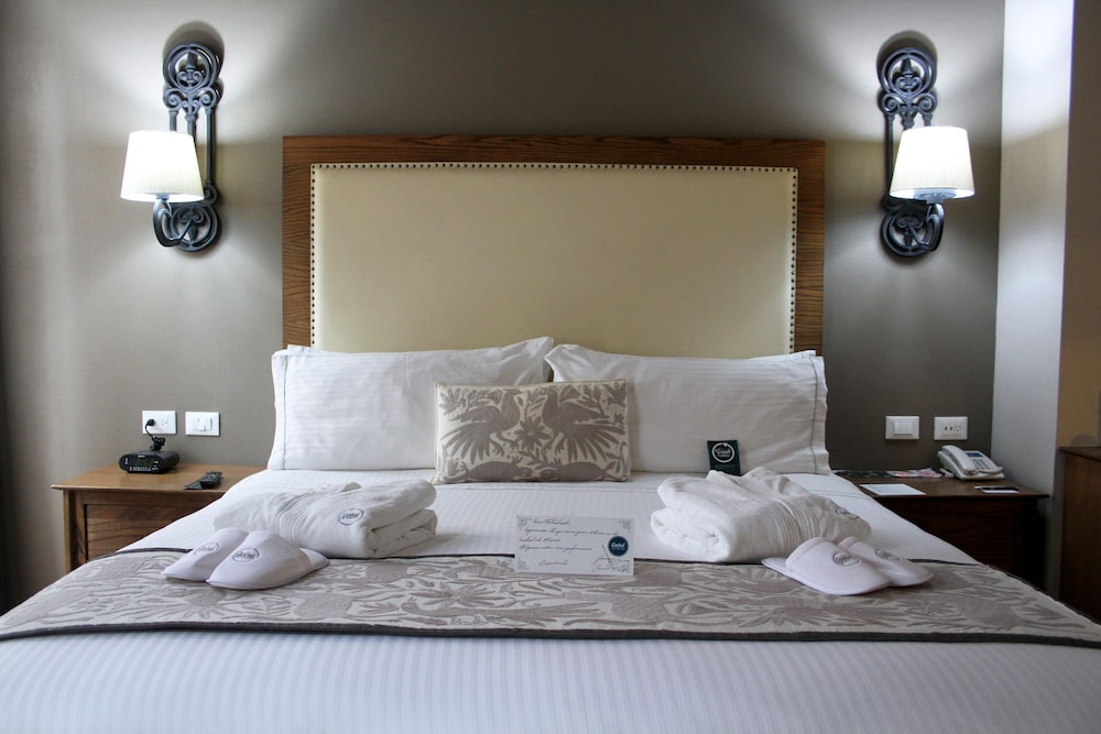 Standard Room, Multiple Beds, City View thumbnail 6