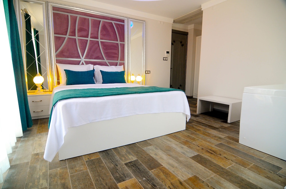 Exclusive Suite, 1 Queen Bed, Non Smoking, Partial Sea View photo 1