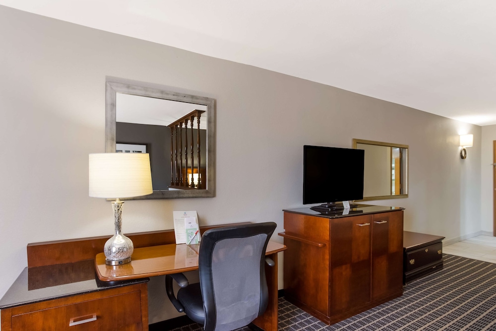 Suite, 1 King Bed, Non Smoking, Balcony (2nd Floor) photo 3