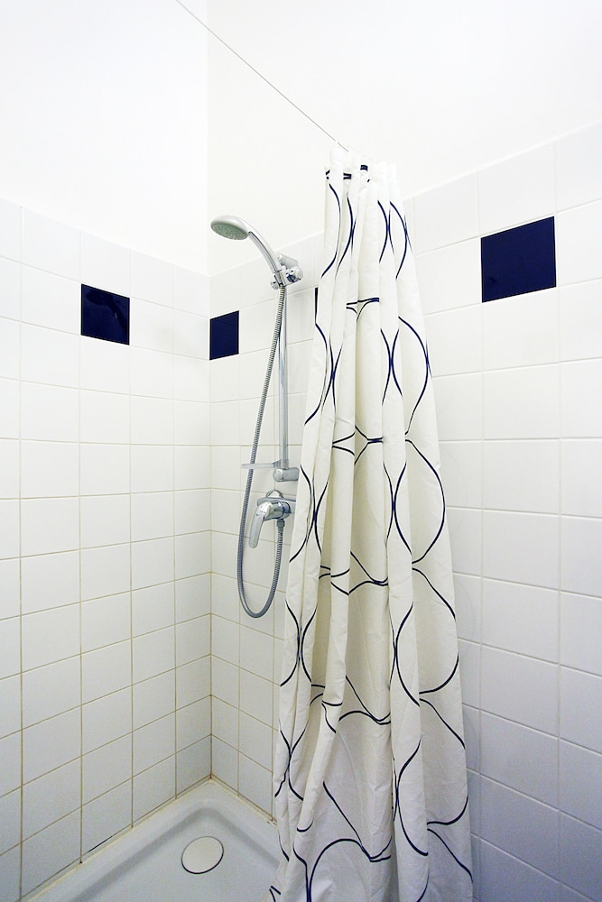 Basic Quadruple Room, Shared Bathroom photo 2