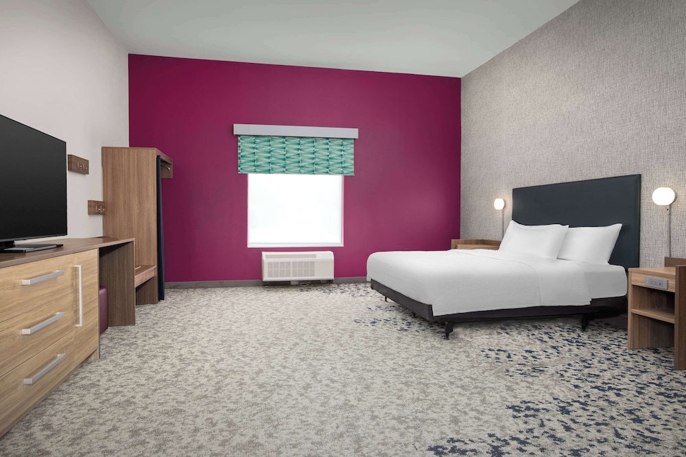Studio, 1 King Bed (Roll-In Shower) photo 1