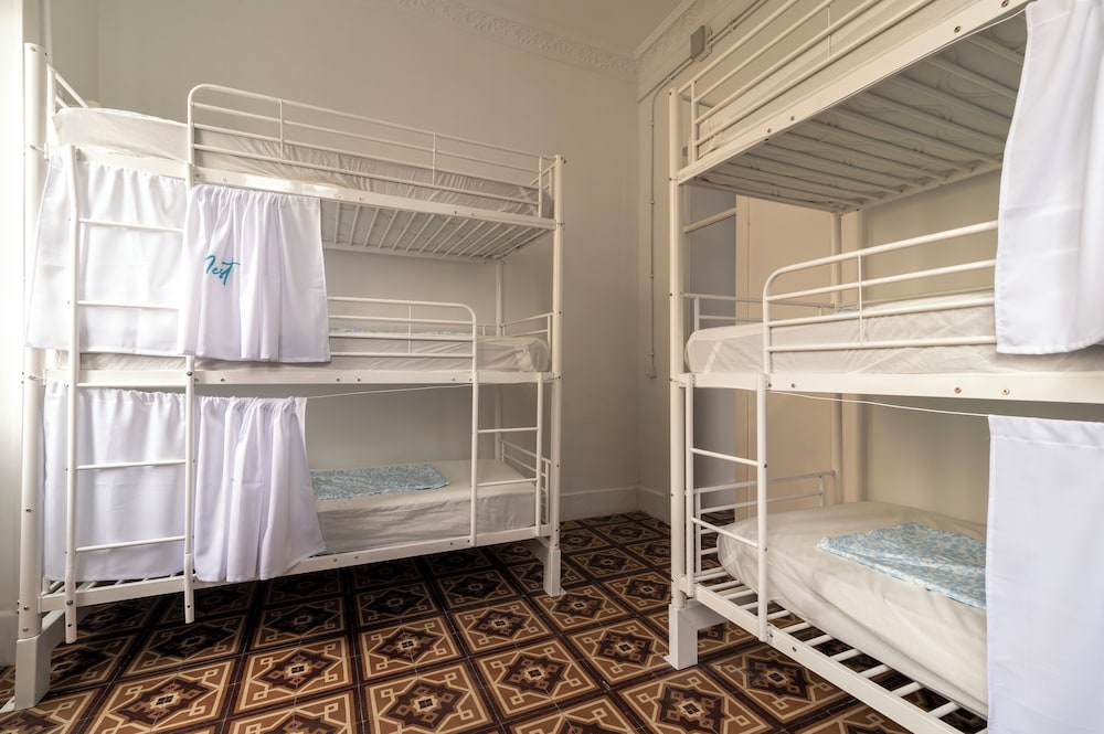 One Single Bed in a 3 beds room photo 2