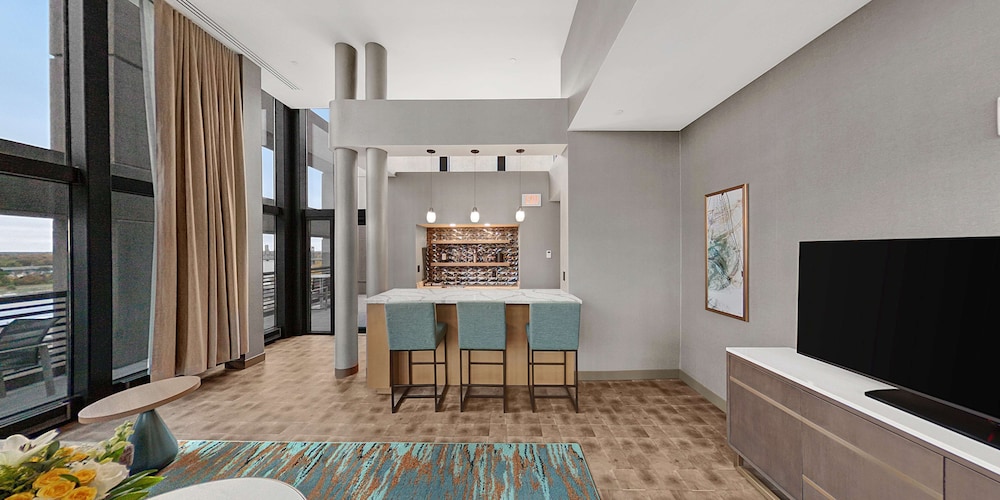Suite, 1 Bedroom - Photo 2