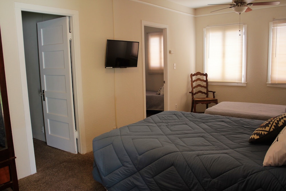 Family Suite, Multiple Beds, Refrigerator & Microwave, Courtyard Area