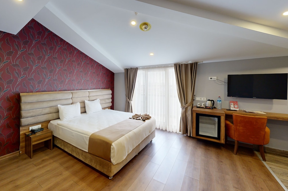 Deluxe Room With Jacuzzi photo 1