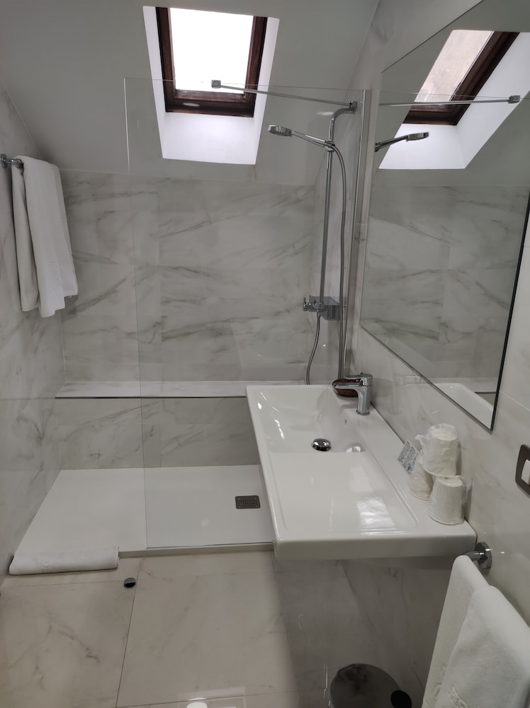 Standard Triple Room - Photo 10