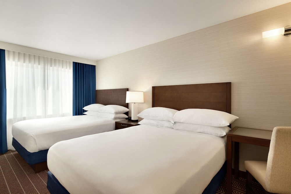 Suite, 2 Queen Beds, Accessible, Bathtub