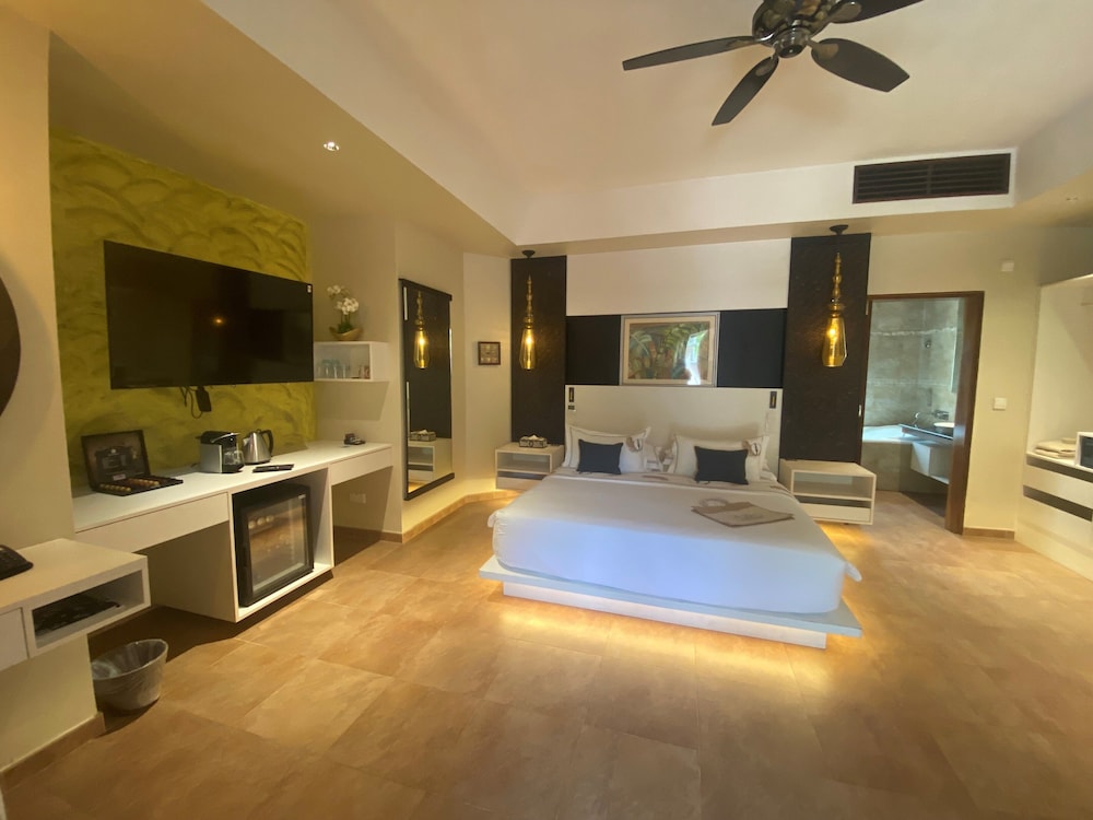 Honeymoon Suite - Photo 10