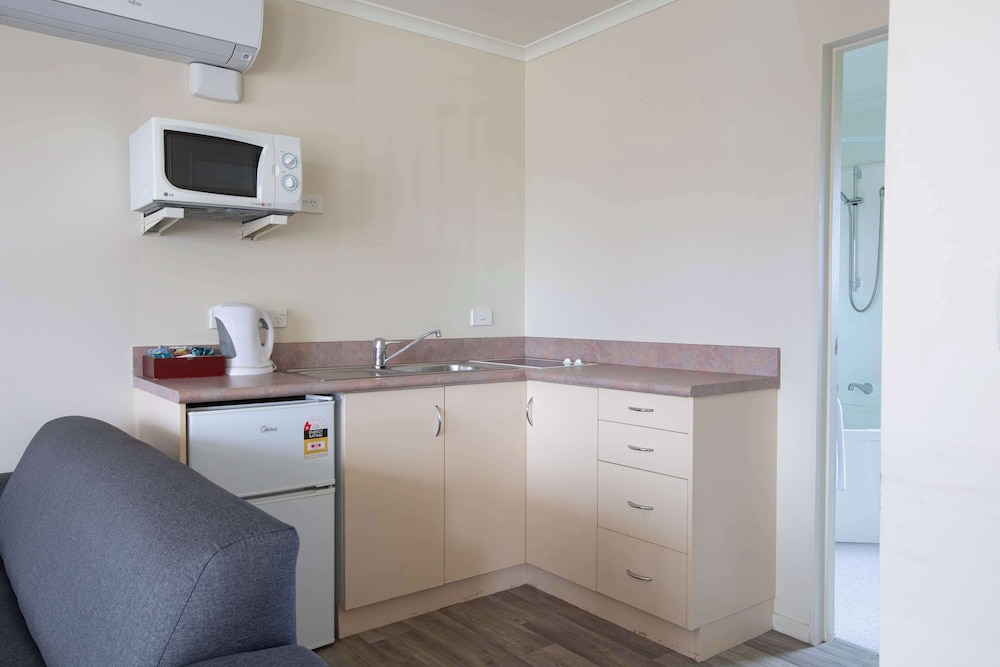 Deluxe Suite, Multiple Beds, Non Smoking, Kitchen - Photo 5