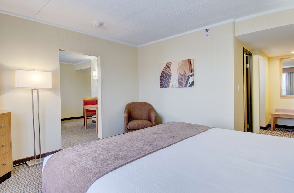 Family Suite, 1 King Bed, Non Smoking, Refrigerator & Microwave (with Sofabed) - Photo 8
