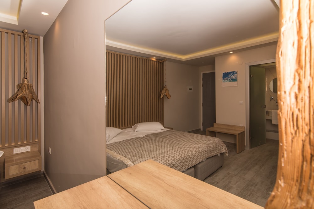 Family Suite, 2 Bedrooms, Pool View - Photo 3