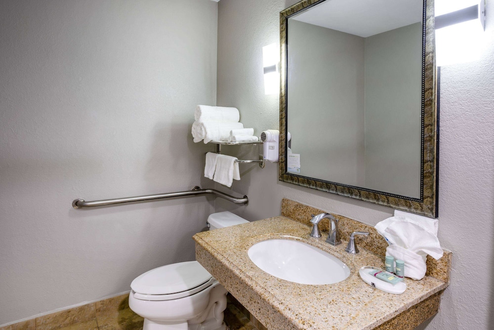 Room, 1 King Bed, Accessible, Bathtub - Photo 5