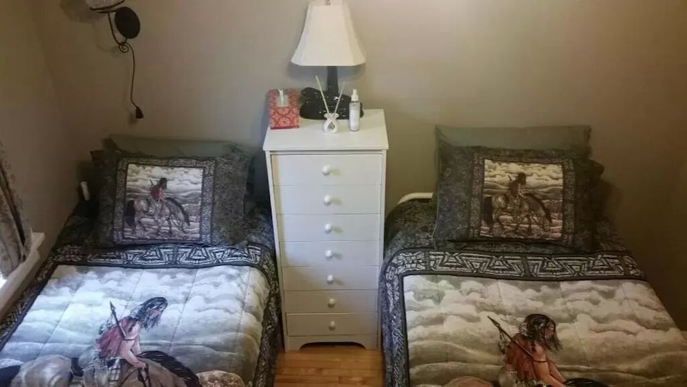 Room, 2 Twin Beds, Shared Bathroom photo 2