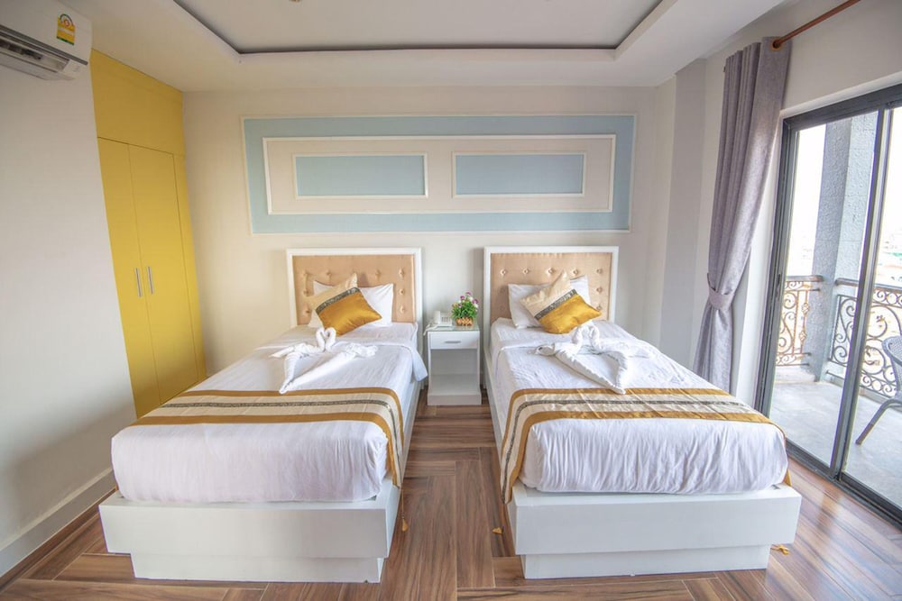 Superior Twin Room with Balcony - Photo 12