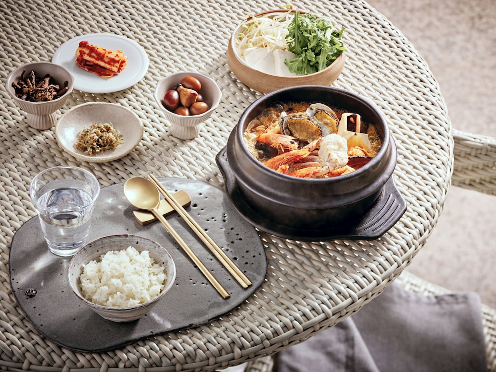 [Lunch PKG] [Resort] Suite(Kitchen/Standard/Bed)- Lunch a la carte & Americano for 2