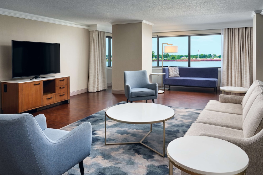 Parlor, Suite, 1 Bedroom - Photo 4