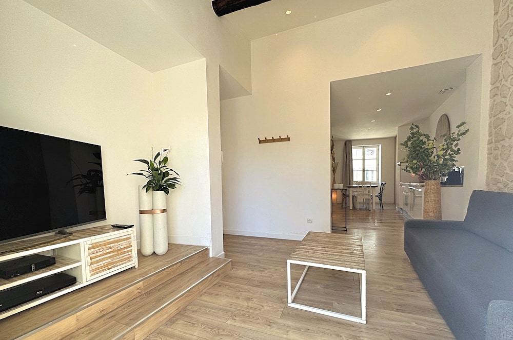 Signature Apartment photo 2