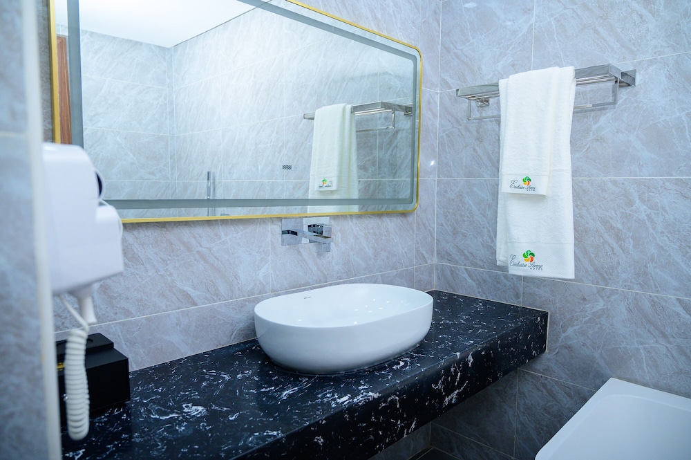 Executive Suite - Photo 16