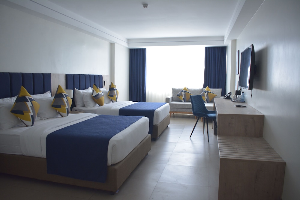 Suite - Photo 1