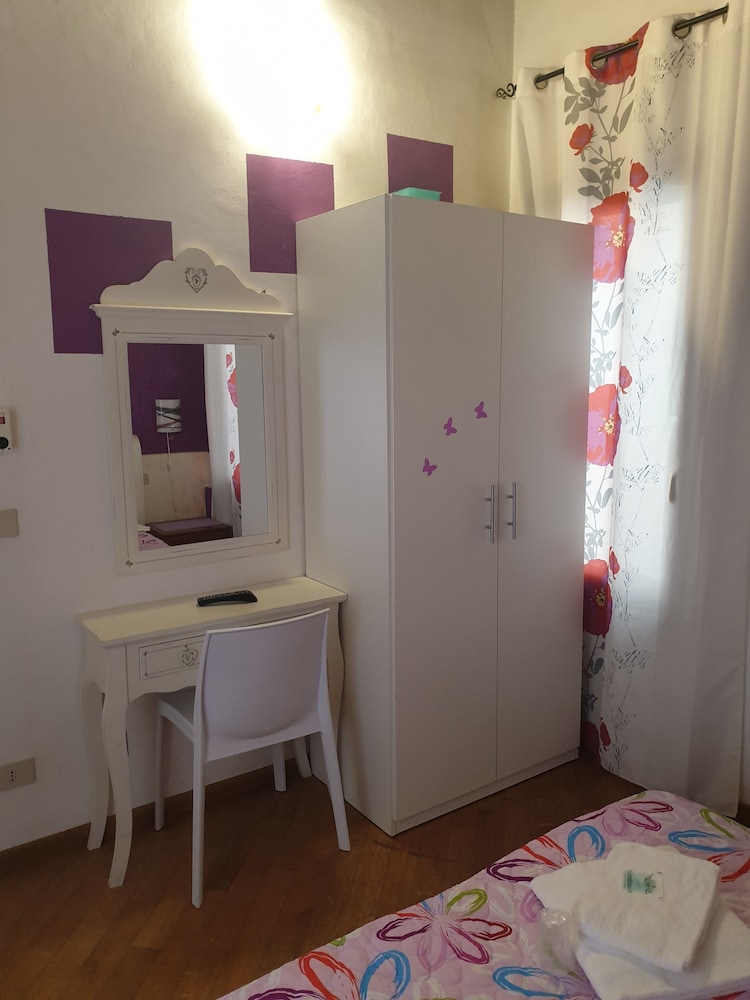 Deluxe Double Room, 1 Queen Bed, Non Smoking, Shared Bathroom photo 3