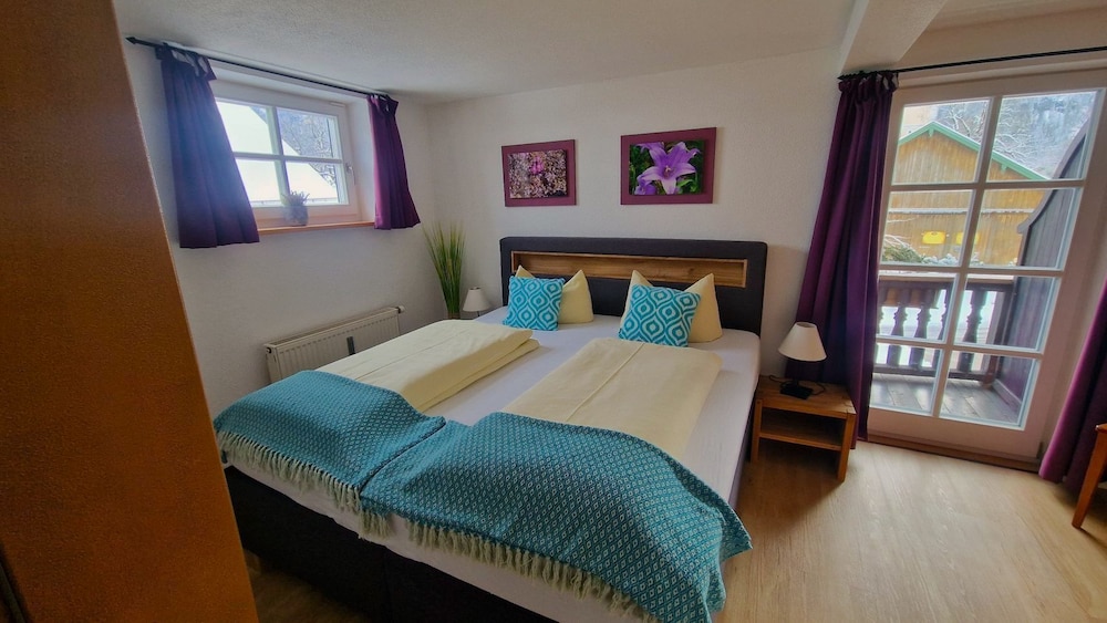 Basic Room, 1 King Bed, Non Smoking