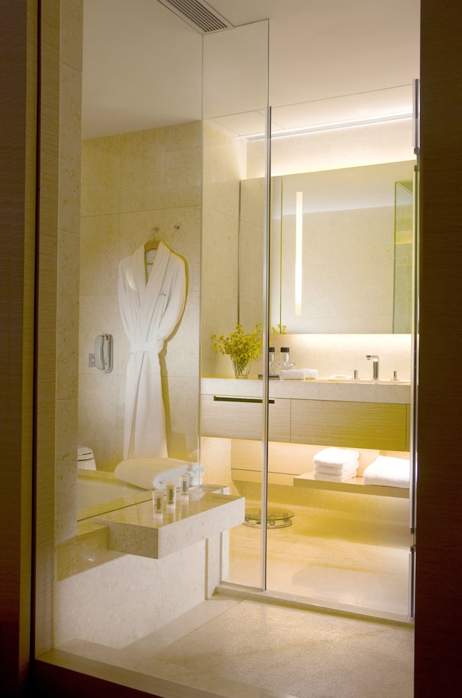 King, Premium Room thumbnail 5