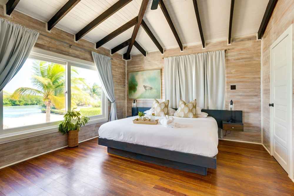 2 bedroom Beachfront Suite photo 3