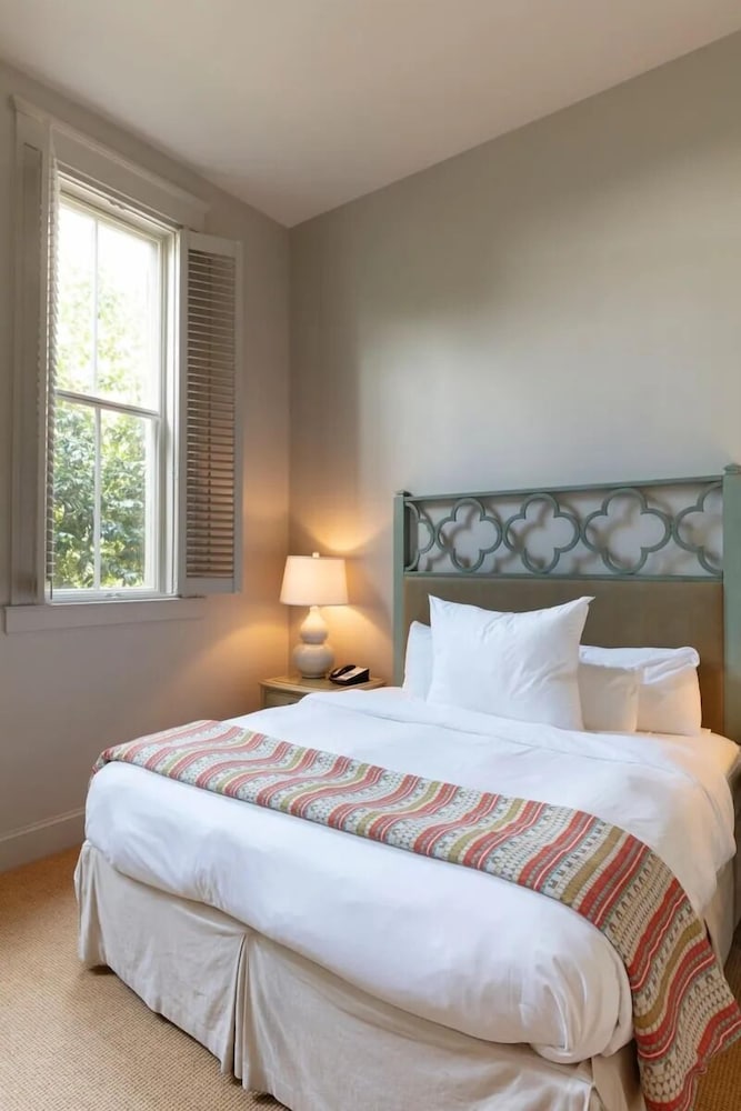 Deluxe Room, 1 King Bed photo 2