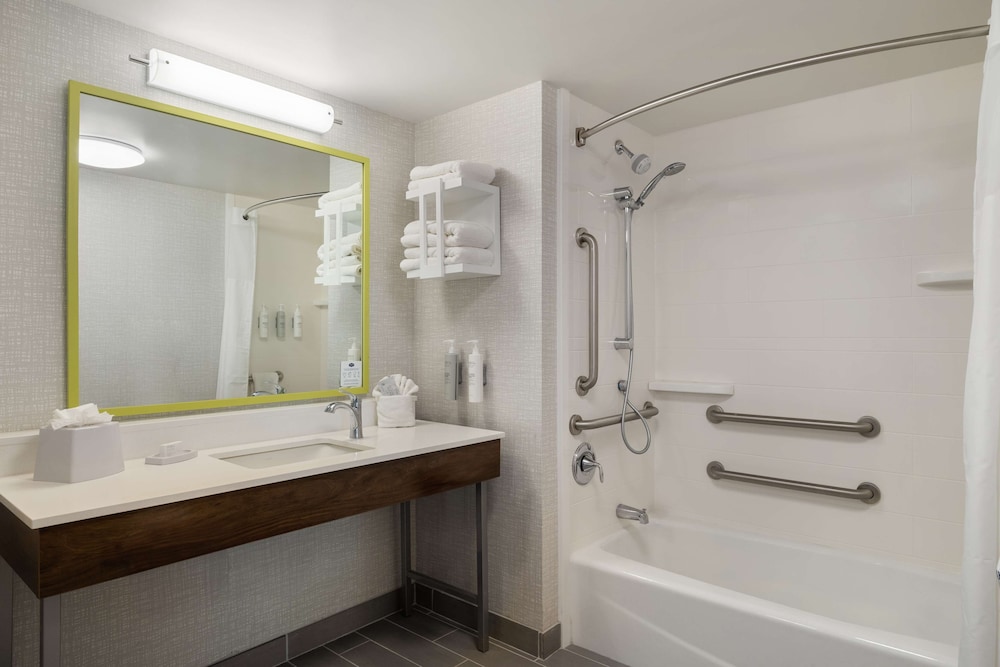 Suite, 1 King Bed, Accessible (Roll-In Shower) - Photo 5