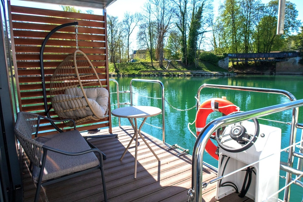 Superior Suite, 1 King Bed, Hot Tub, Lake View photo 2