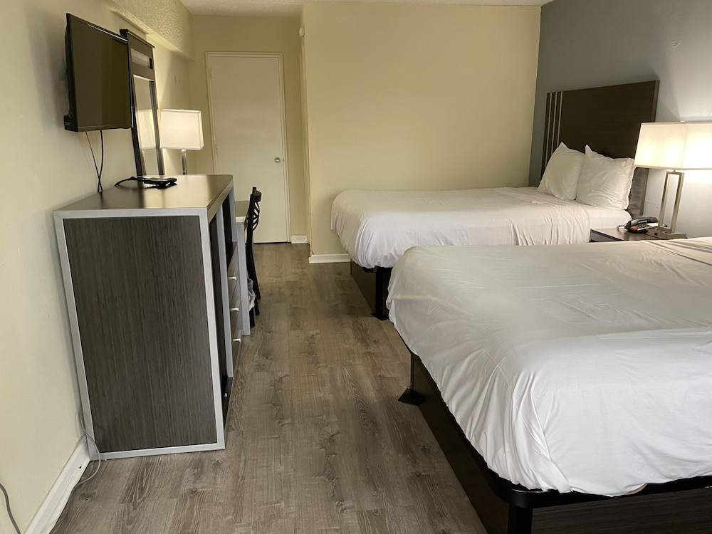 Standard Room, 2 Queen Beds, Non Smoking - Photo 6