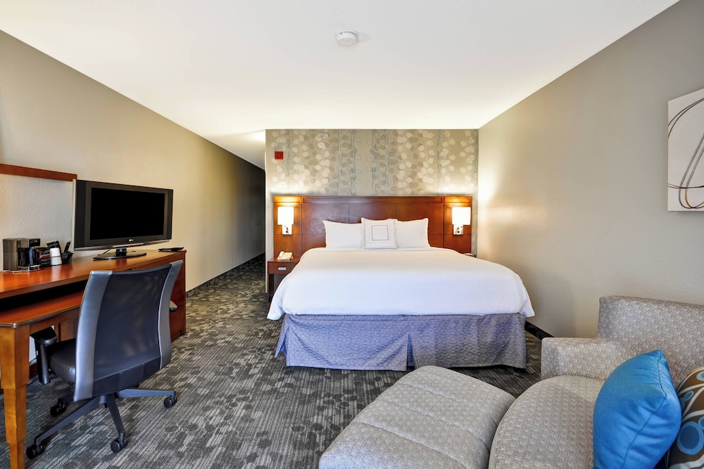 Standard Room, 1 King Bed With Sofa Bed, Non Smoking - Photo 3
