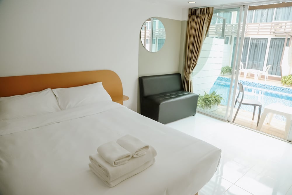 Deluxe Room, Pool Access photo 3