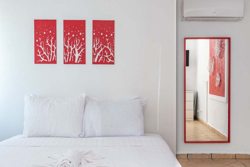 Signature Room, 1 Queen Bed, Pool Access, Garden View (Coral)